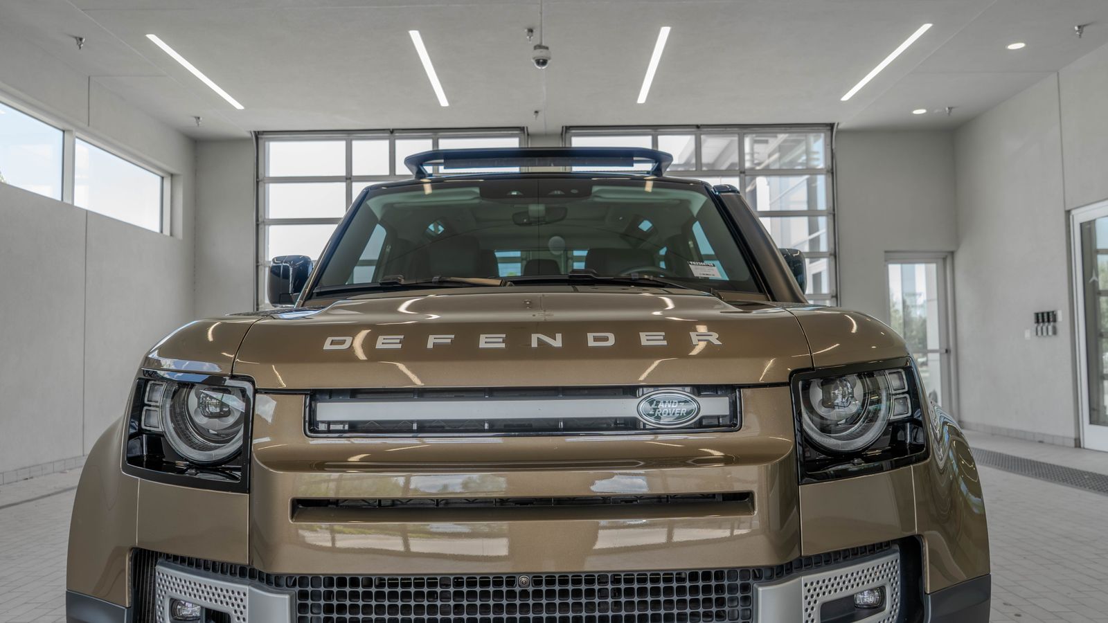 2025 Land Rover Defender 90 S — foto completa 23 de 33