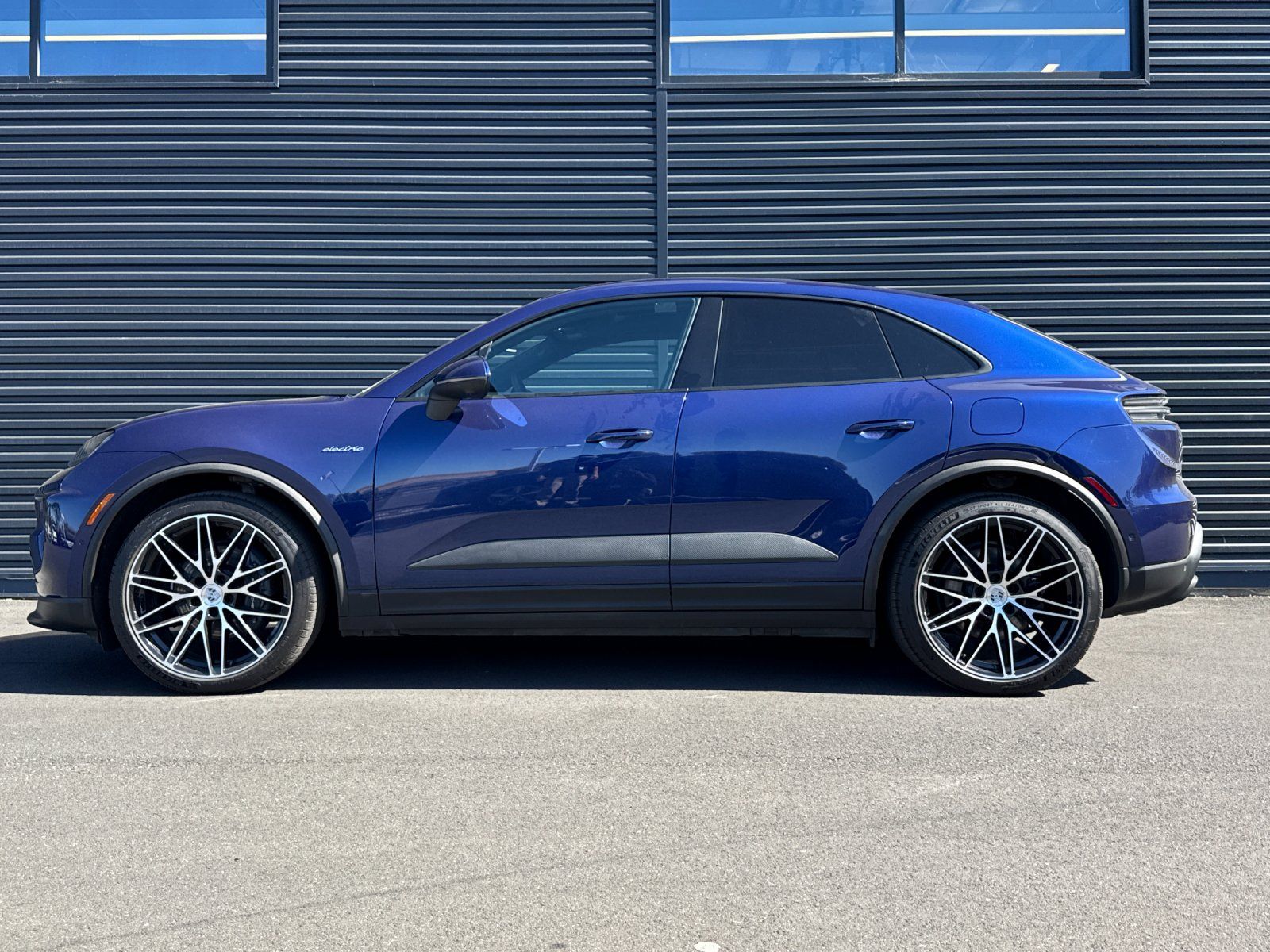 2025 Porsche Macan Electric 4 — full photo 2 of 28